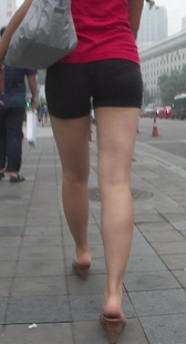 街拍黑色紧热裤美眉，真的好紧！