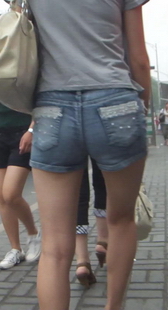 街拍牛仔热裤卫衣美眉，瘦小型的身材哦