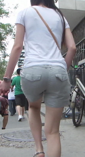 街拍情侣一对，美眉短裤装扮（室外篇）