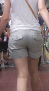 街拍情侣一对，美眉短裤装扮（室内篇）