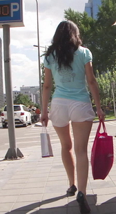 街拍白色热裤少妇过马路啦