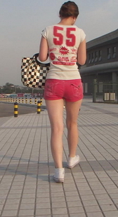 一身紧致装扮的美眉，身材爆丰满