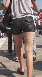 小桥上的黑紧裤裸腿美眉，看着舒服