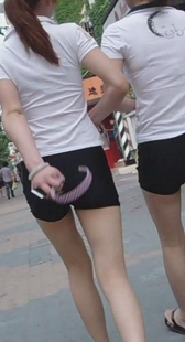 街拍两个穿着紧致黑色短裤的美眉