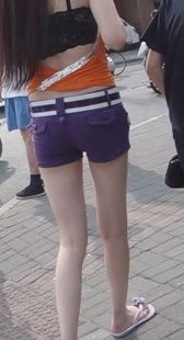 热裤露背，蕾丝罩罩外穿是热点啊