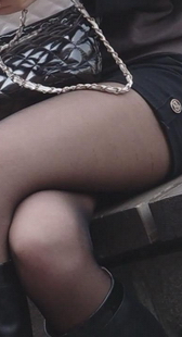 孤独等待的热裤长靴黑丝美眉坐姿