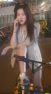 共享单车上性感长发小姐姐