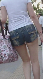 街拍丰满腿热裤少妇