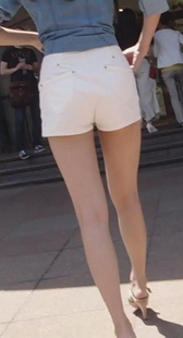 街拍高腰白色短裤美眉