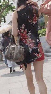 花裙少妇旗袍裙里面穿的是热裤