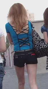 街拍紧身热裤少女