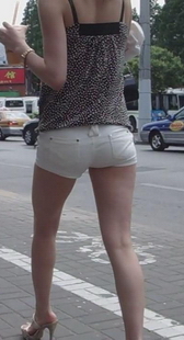 街拍小热裤长腿少妇