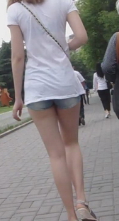 街拍朴实的热裤白衣美眉