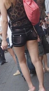 街拍蕾丝上衣热裤妖艳女