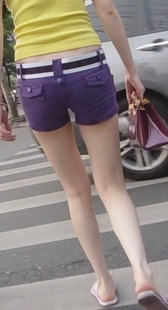 街拍热裤紧臀白腿妹