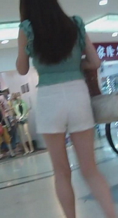 街拍高级商务区白色紧裤OL气质美女