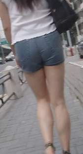 街拍紧热裤大臀美眉走姿