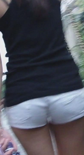 街拍白裤黑背心美眉