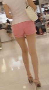 粉色热裤美眉鞋店试鞋露足啦