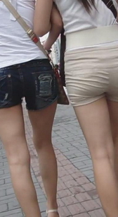 彩金龙大师怀旧经典两个热裤美女