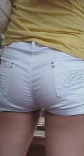 街拍经典白色热裤圆臀特写
