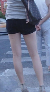 街拍背LV包包的时尚白腿黑短裤美眉