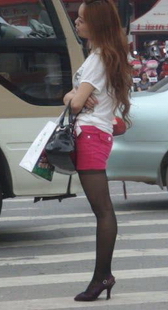 站在人行道上的红热裤黑丝少妇，注意安全哦