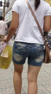 白衣热裤的打扮，青春无限的背影