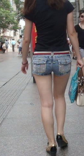 街拍穿行在步行街上的白腿热裤美女，背影真的迷人
