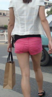 红色热裤包不住性感美臀