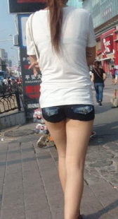 白色上衣超短小的热裤美眉