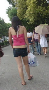 街拍俩个不同款式露背装扮的美女