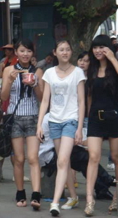 街拍夏日里两位美丽动人的美眉