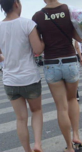 街拍两只热牛陪你飞