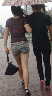 热裤少妇不是亮点，吸引的是透明上衣红带带