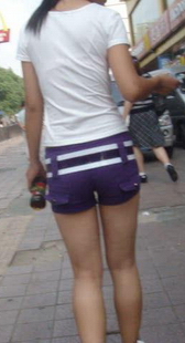 白色上衣里清晰的白色罩带