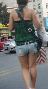 街拍露背装热裤美眉，好辣好性感