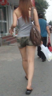 热裤背心两不误，美女晒出好身材