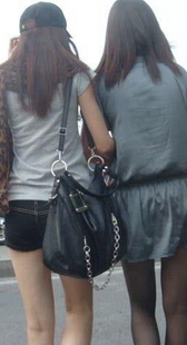 街拍裸腿黑丝两少妇，给你晒腿了