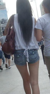 街拍紧热裤丰满腿美眉的扭动