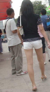 街拍走路非常挺拔的白热裤高跟美眉