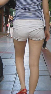 街拍性感白被少妇清晰内痕