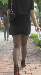 街拍性感黑丝少妇