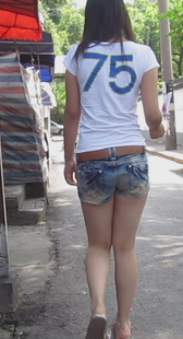 街拍性感紧身热裤