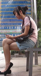 街拍小妹等车