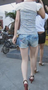 街拍美女性感白皙大腿