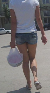 街拍热裤长腿美女