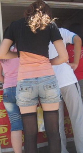 街拍小妹买东西