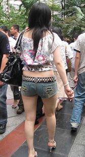 跟拍性感热裤美少女