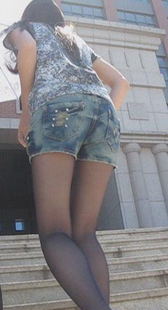 街拍紧身热裤少女上楼梯角度夸张